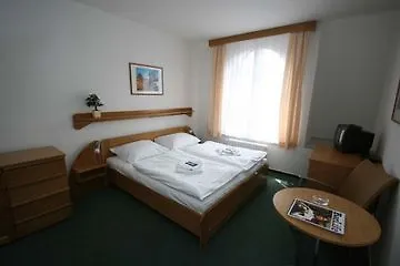 Hotel Otar Prague 3*,