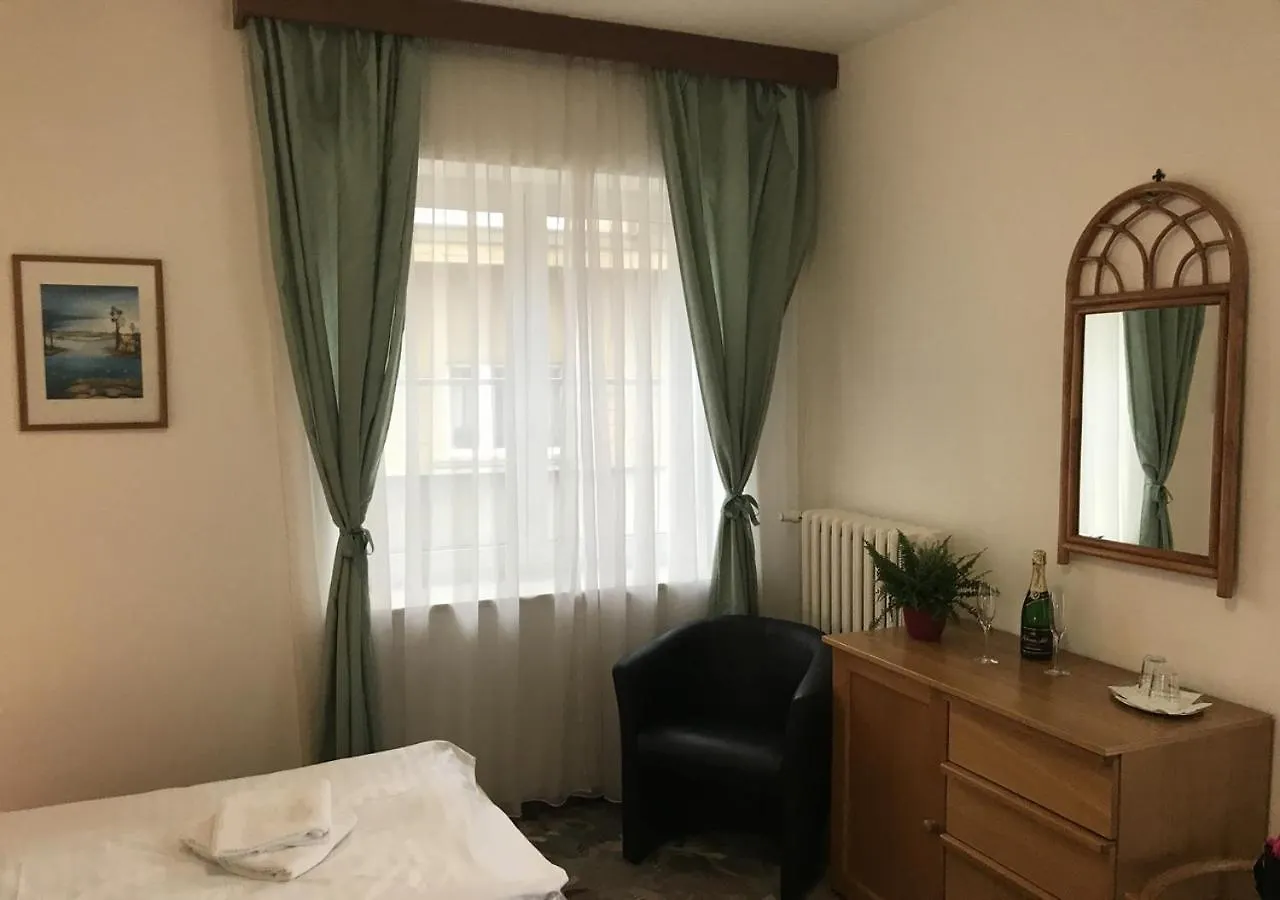 Hotel Otar Prague 3*,
